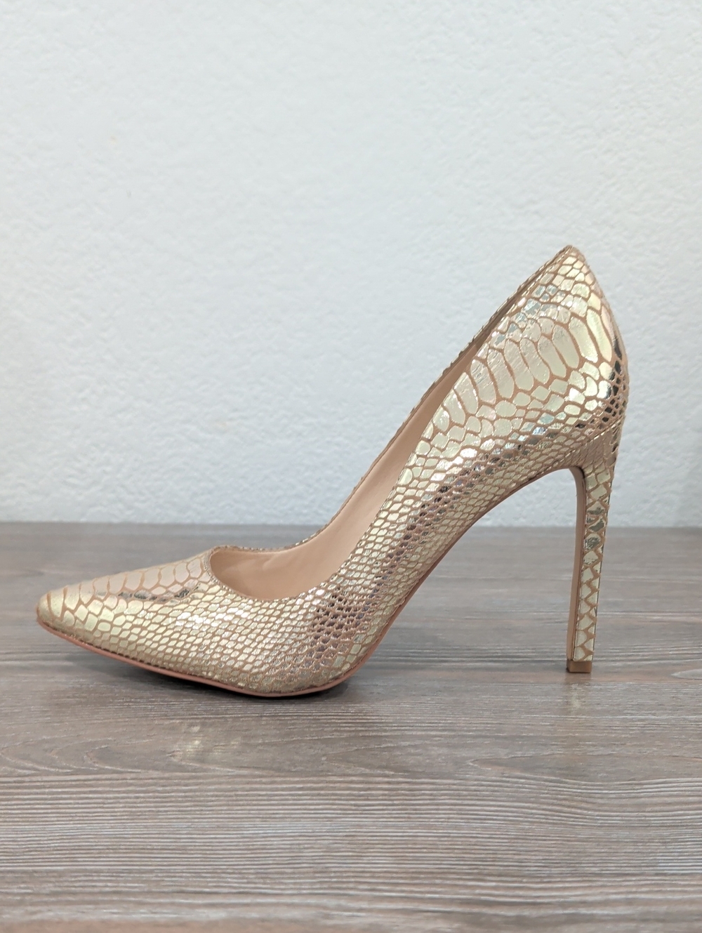 Near New Nine West TATIANA Gold Metallic Leather Croc Embossed Stiletto Heels 11 - Picture 7 of 15